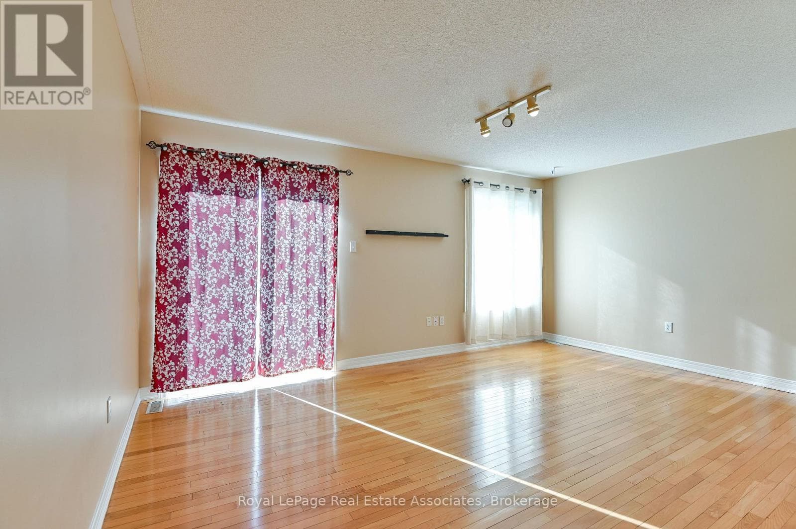 Single Family at 354 Oaktree Circle, Mississauga (Meadowvale Village), Ontario - Photo 6 - RE/MAX Garden City Realty
