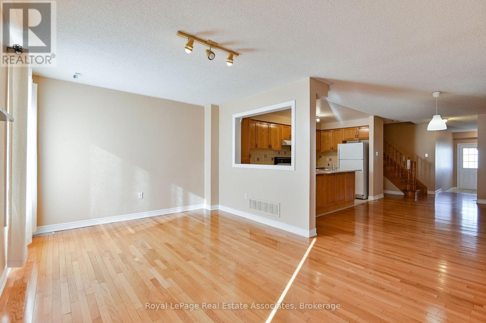 Single Family at 354 Oaktree Circle, Mississauga (Meadowvale Village), Ontario - Photo 7 - RE/MAX Garden City Realty