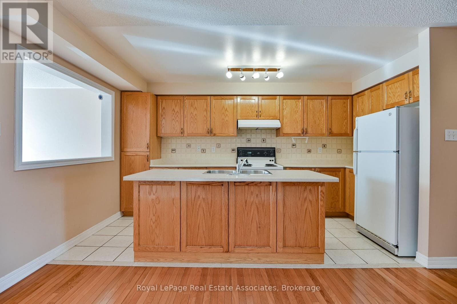 Single Family at 354 Oaktree Circle, Mississauga (Meadowvale Village), Ontario - Photo 8 - RE/MAX Garden City Realty