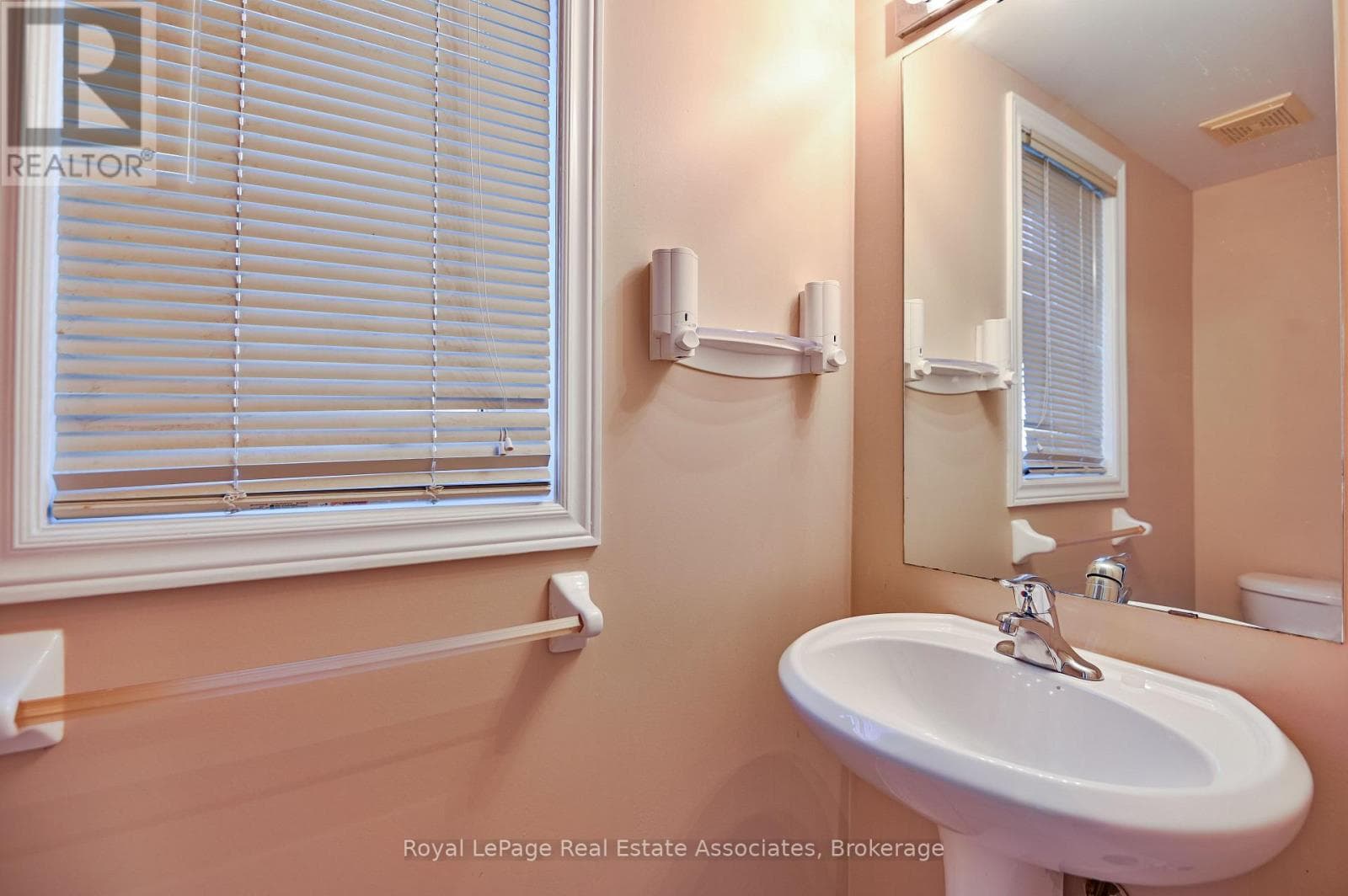 Single Family at 354 Oaktree Circle, Mississauga (Meadowvale Village), Ontario - Photo 9 - RE/MAX Garden City Realty