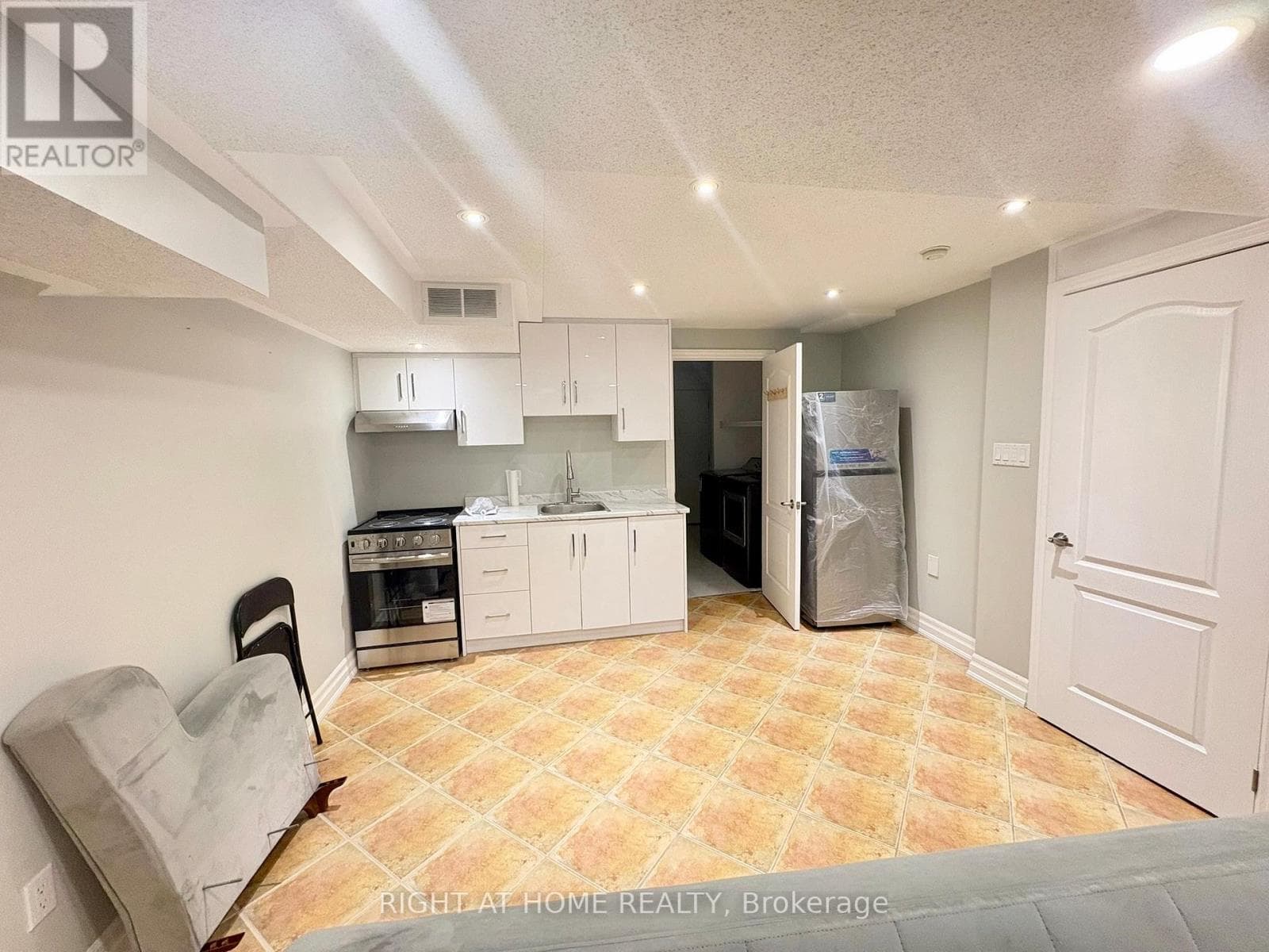 Single Family at bsmnt- 287 Wildberry Crescent, Vaughan (Vellore Village), Ontario - Photo 5 - RE/MAX Garden City Realty