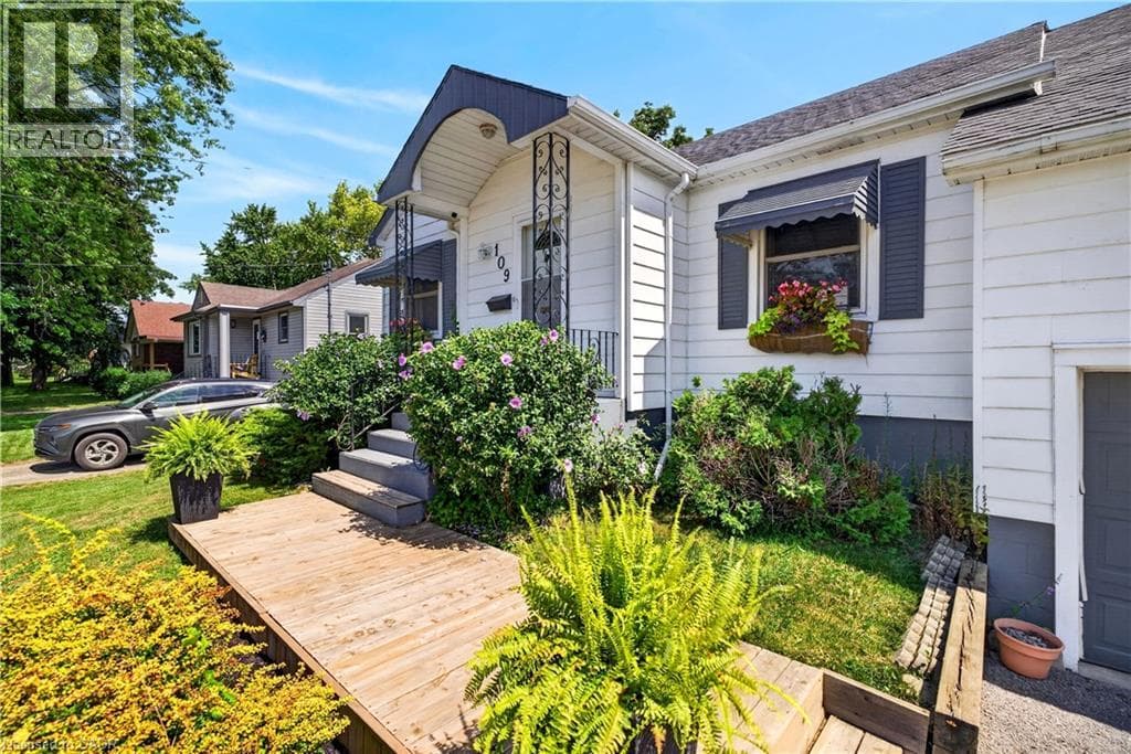 Single Family at 109 LINWOOD Avenue, Port Colborne, Ontario - Photo 4 - RE/MAX Garden City Realty