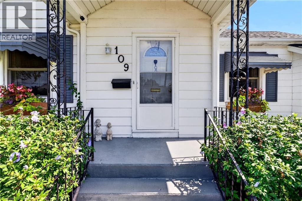 Single Family at 109 LINWOOD Avenue, Port Colborne, Ontario - Photo 5 - RE/MAX Garden City Realty