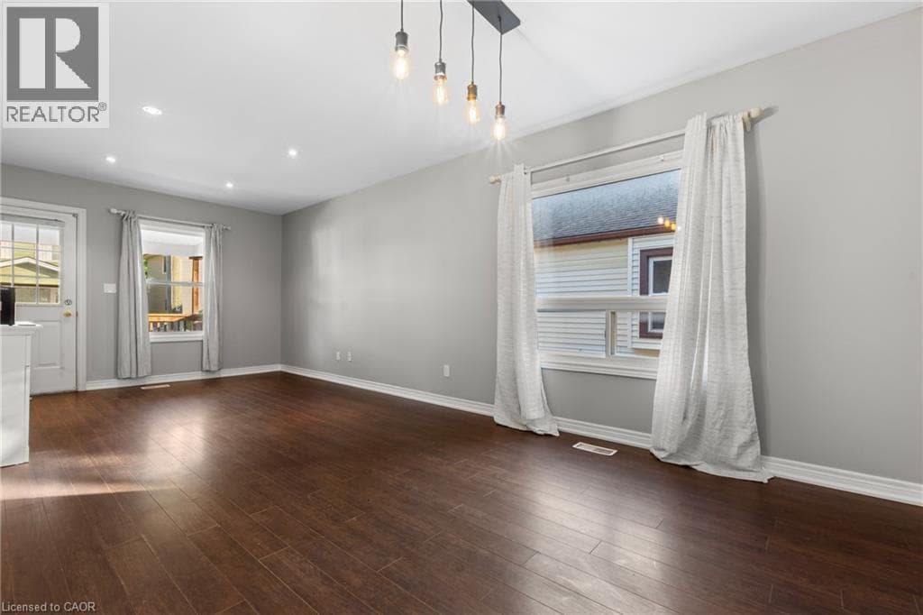 Single Family at 93 SHERWOOD Avenue, St. Catharines, Ontario - Photo 6 - RE/MAX Garden City Realty