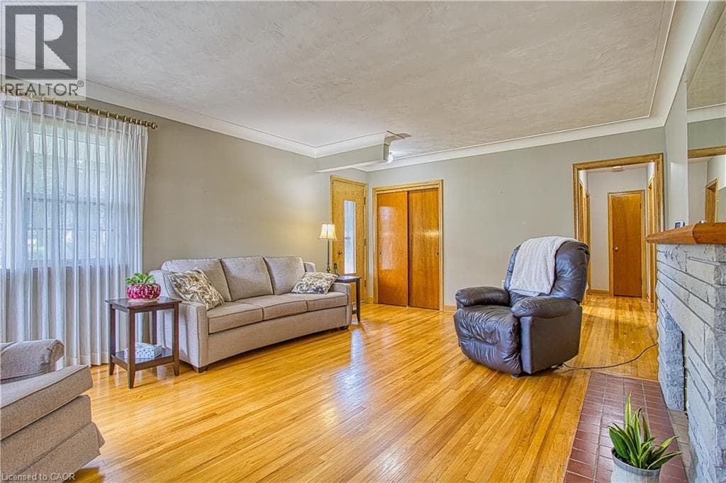 Single Family at 6 CHERRYWOOD Avenue, Grimsby, Ontario - Photo 10 - RE/MAX Garden City Realty