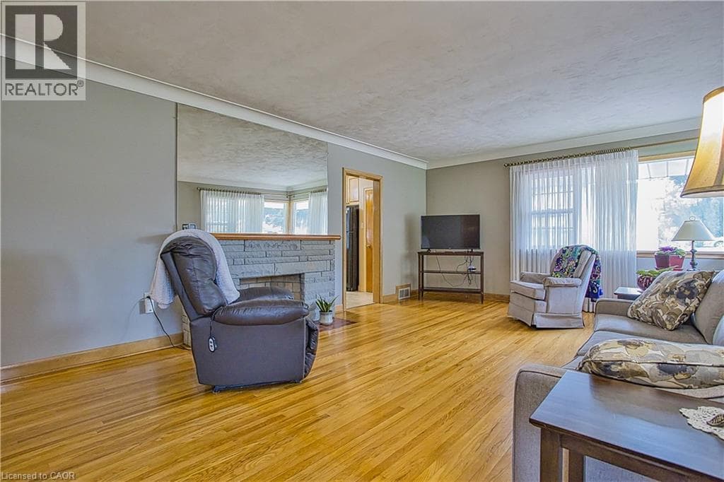 Single Family at 6 CHERRYWOOD Avenue, Grimsby, Ontario - Photo 6 - RE/MAX Garden City Realty