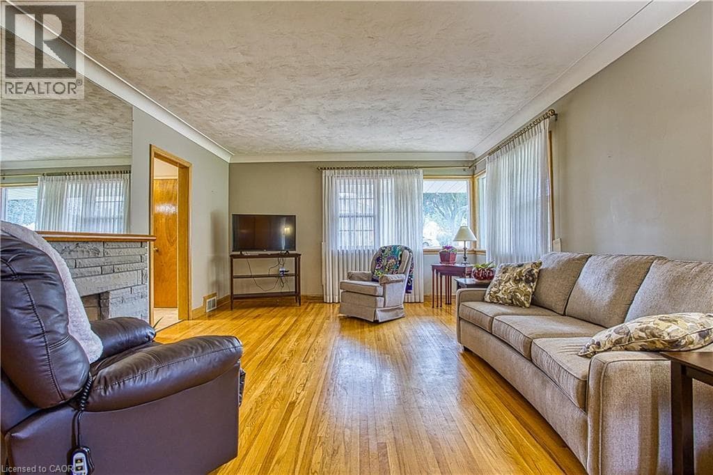 Single Family at 6 CHERRYWOOD Avenue, Grimsby, Ontario - Photo 7 - RE/MAX Garden City Realty