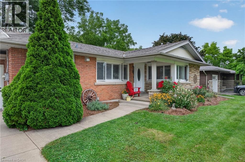 Single Family at 9 STRATHEARN Avenue, Grimsby, Ontario - Photo 3 - RE/MAX Garden City Realty