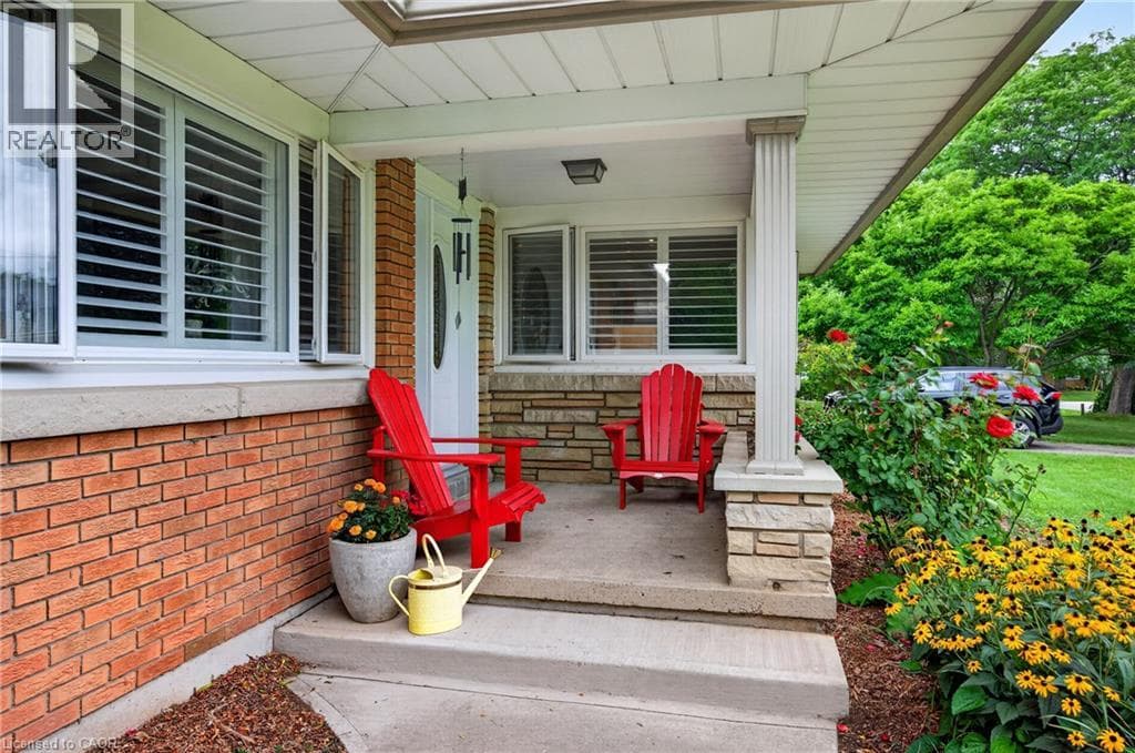 Single Family at 9 STRATHEARN Avenue, Grimsby, Ontario - Photo 4 - RE/MAX Garden City Realty