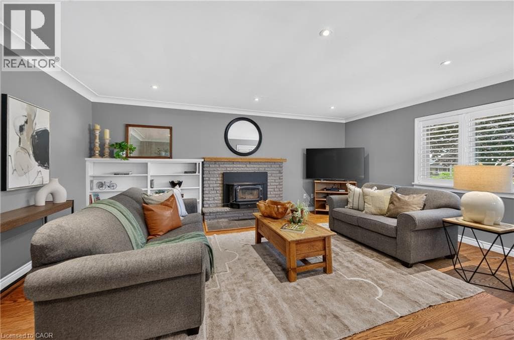 Single Family at 9 STRATHEARN Avenue, Grimsby, Ontario - Photo 6 - RE/MAX Garden City Realty
