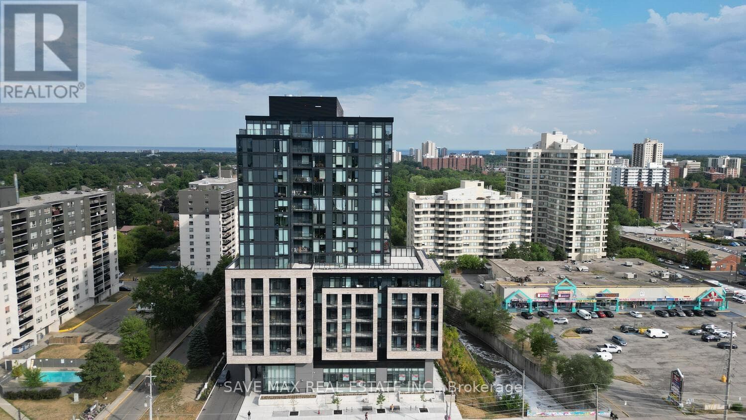 916- 86 Dundas Street