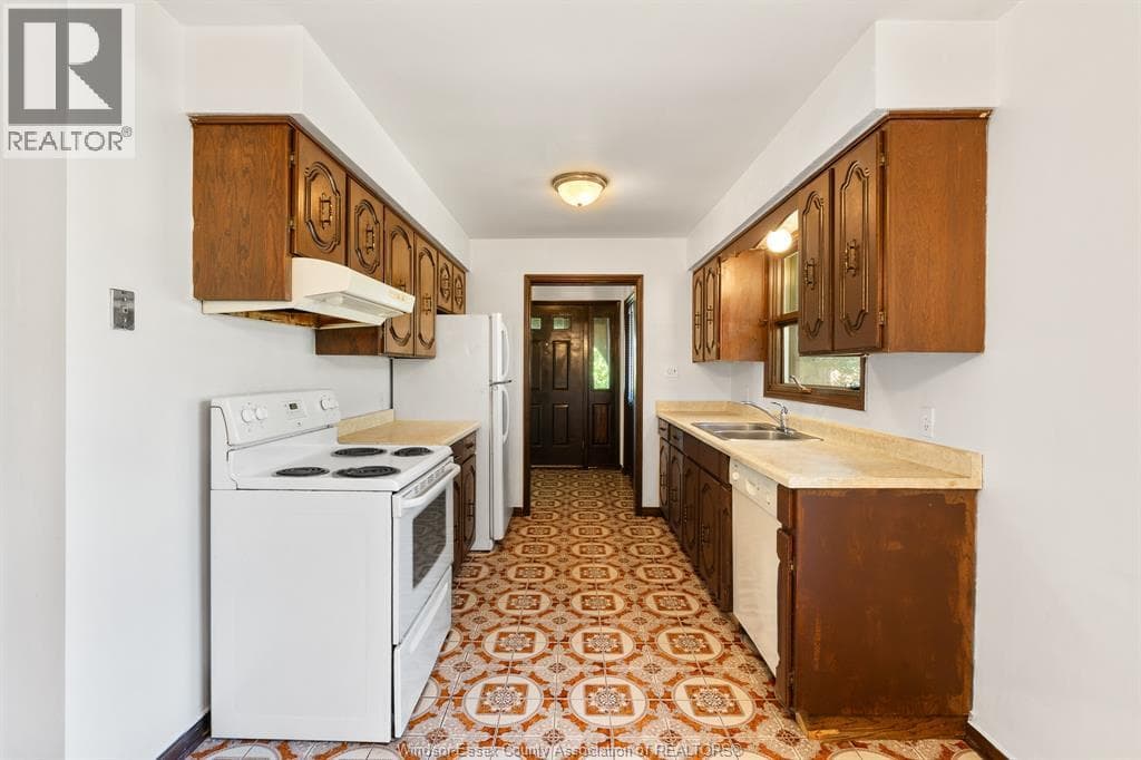 Single Family at 2880 ST. CLAIR Avenue, Windsor, Ontario - Photo 10 - RE/MAX Garden City Realty