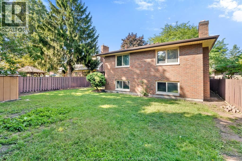 Single Family at 2880 ST. CLAIR Avenue, Windsor, Ontario - Photo 3 - RE/MAX Garden City Realty