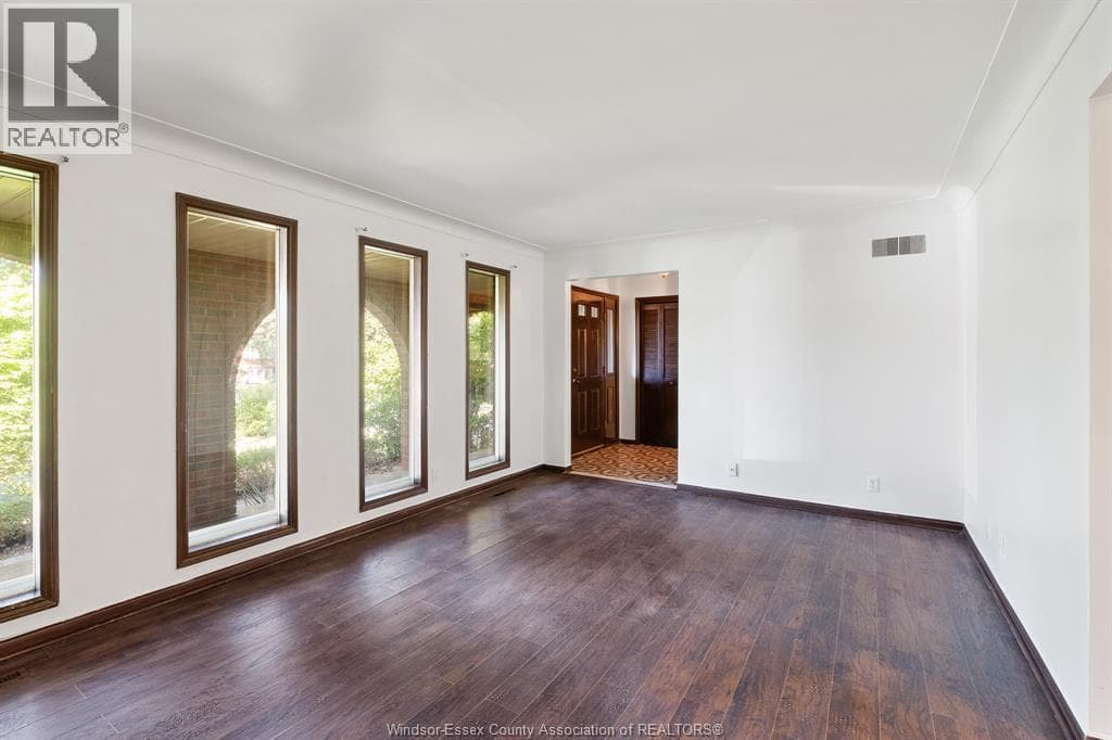 Single Family at 2880 ST. CLAIR Avenue, Windsor, Ontario - Photo 6 - RE/MAX Garden City Realty