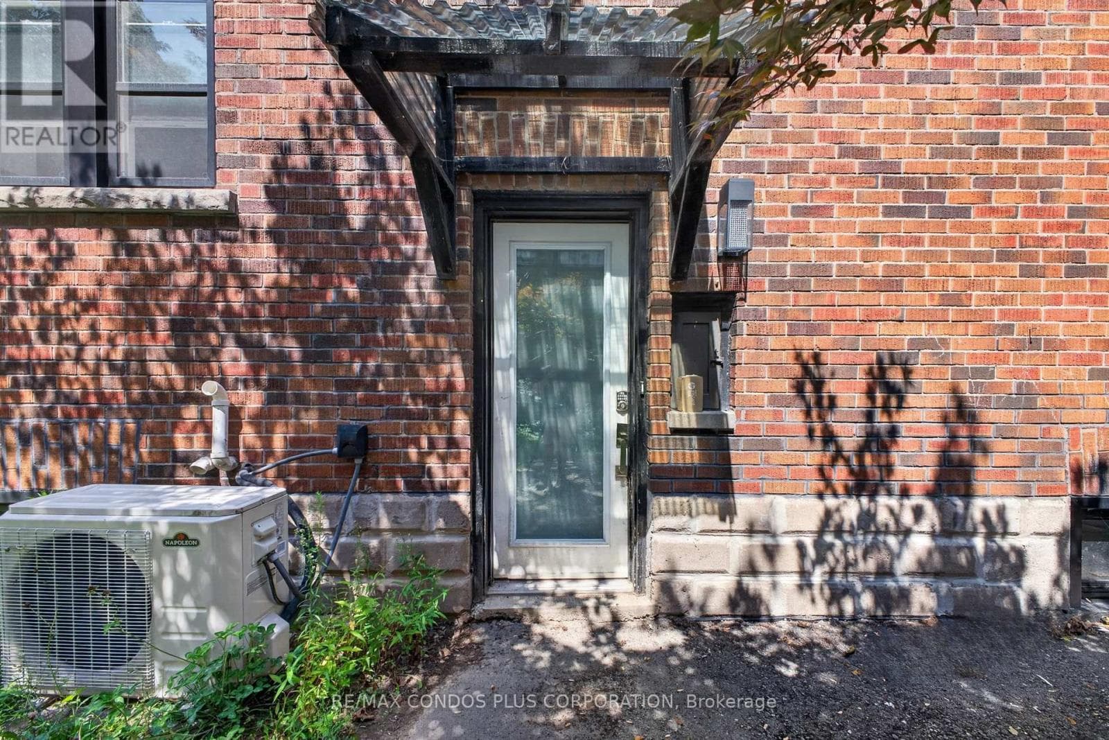 Single Family at 5983 CORWIN Avenue, Niagara Falls (Dorchester), Ontario - Photo 7 - RE/MAX Garden City Realty