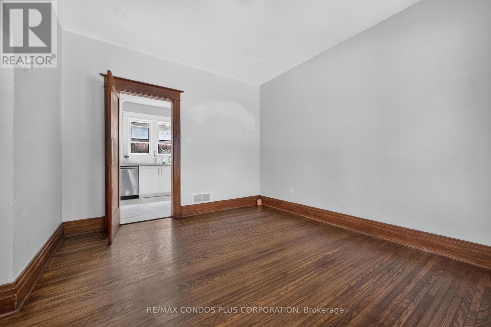 Single Family at 5983 CORWIN Avenue, Niagara Falls (Dorchester), Ontario - Photo 9 - RE/MAX Garden City Realty