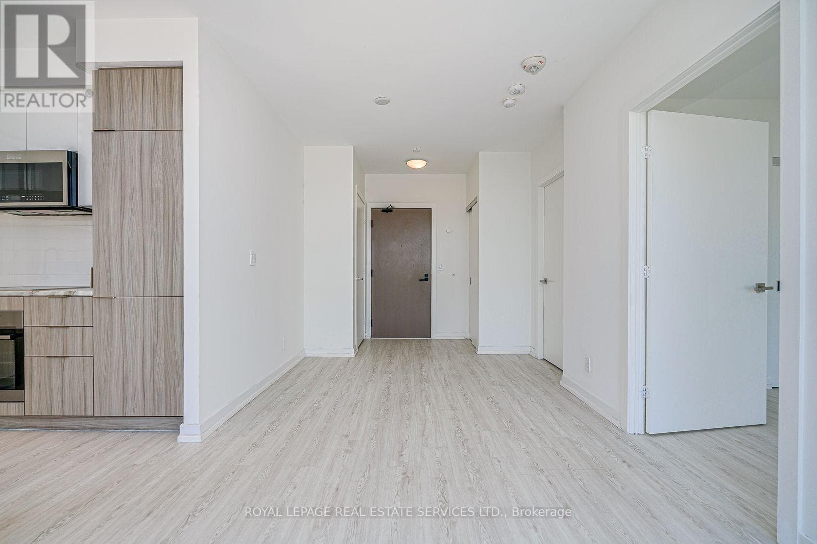 Single Family at 1110- 223 St Clair Avenue, Toronto (Casa Loma), Ontario - Photo 6 - RE/MAX Garden City Realty