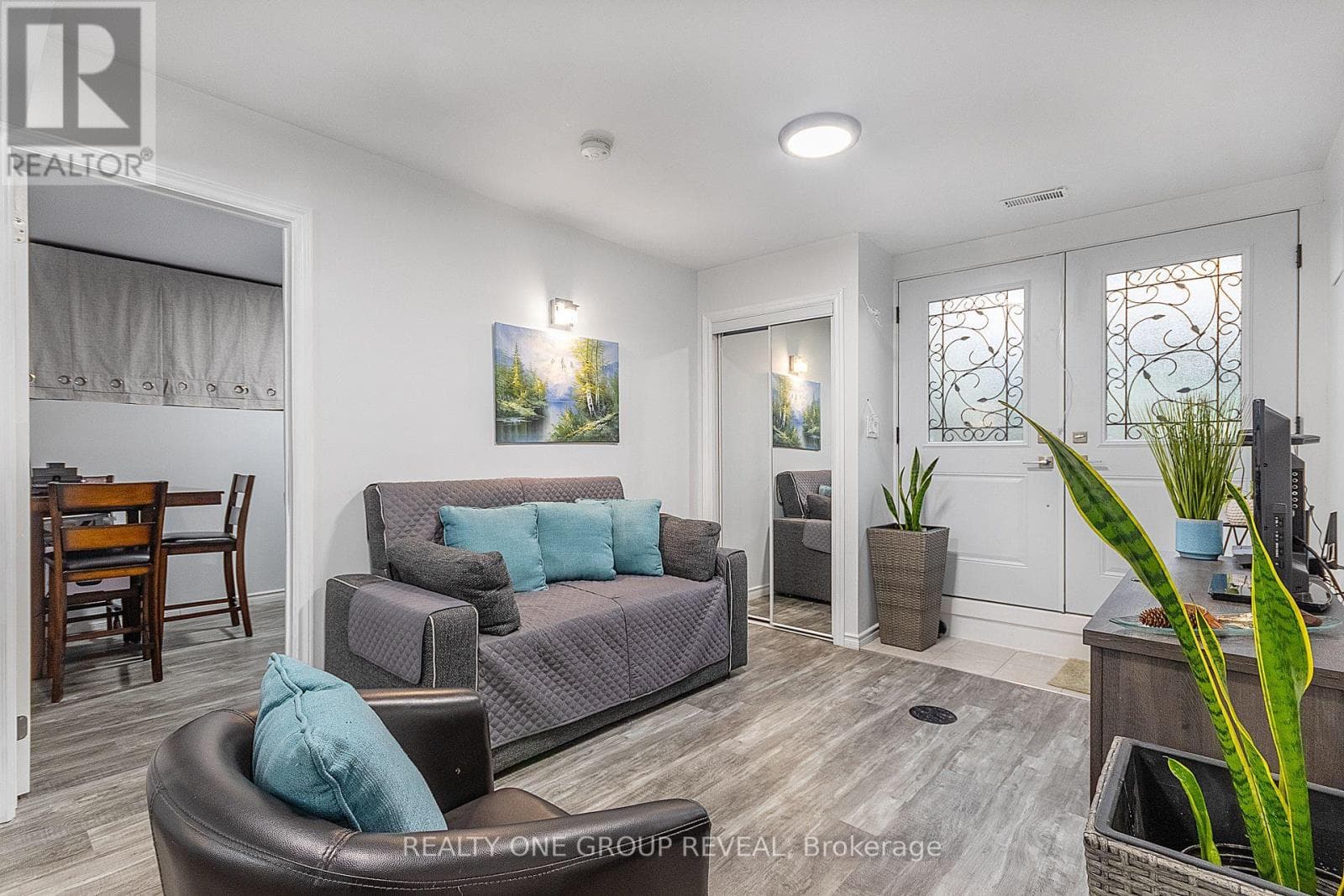 Lower- 524 Simcoe Street