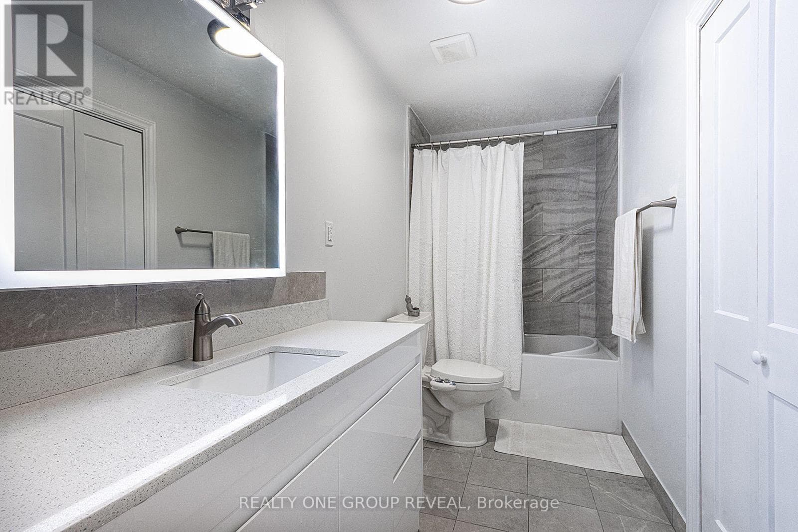 Single Family at Lower- 524 Simcoe Street, Oshawa (Central), Ontario - Photo 5 - RE/MAX Garden City Realty