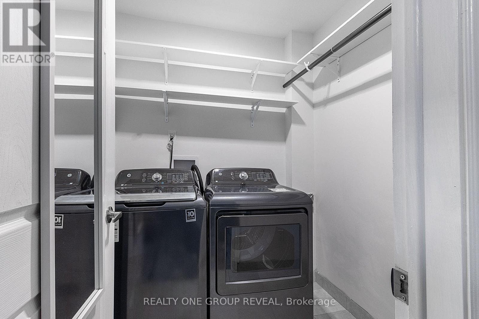 Single Family at Lower- 524 Simcoe Street, Oshawa (Central), Ontario - Photo 6 - RE/MAX Garden City Realty