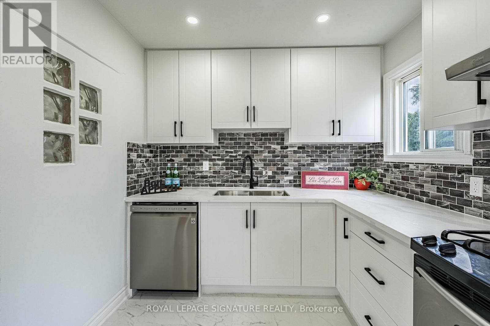 Single Family at 7 Putney Road, Toronto (Alderwood), Ontario - Photo 10 - RE/MAX Garden City Realty
