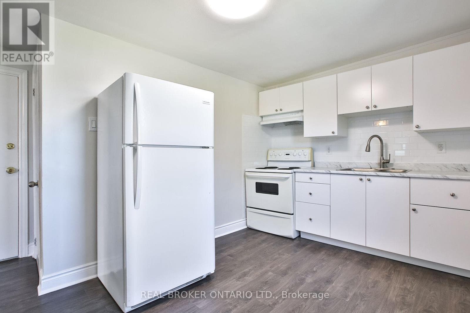 Single Family at 252 Sixth Street, Toronto (New Toronto), Ontario - Photo 4 - RE/MAX Garden City Realty
