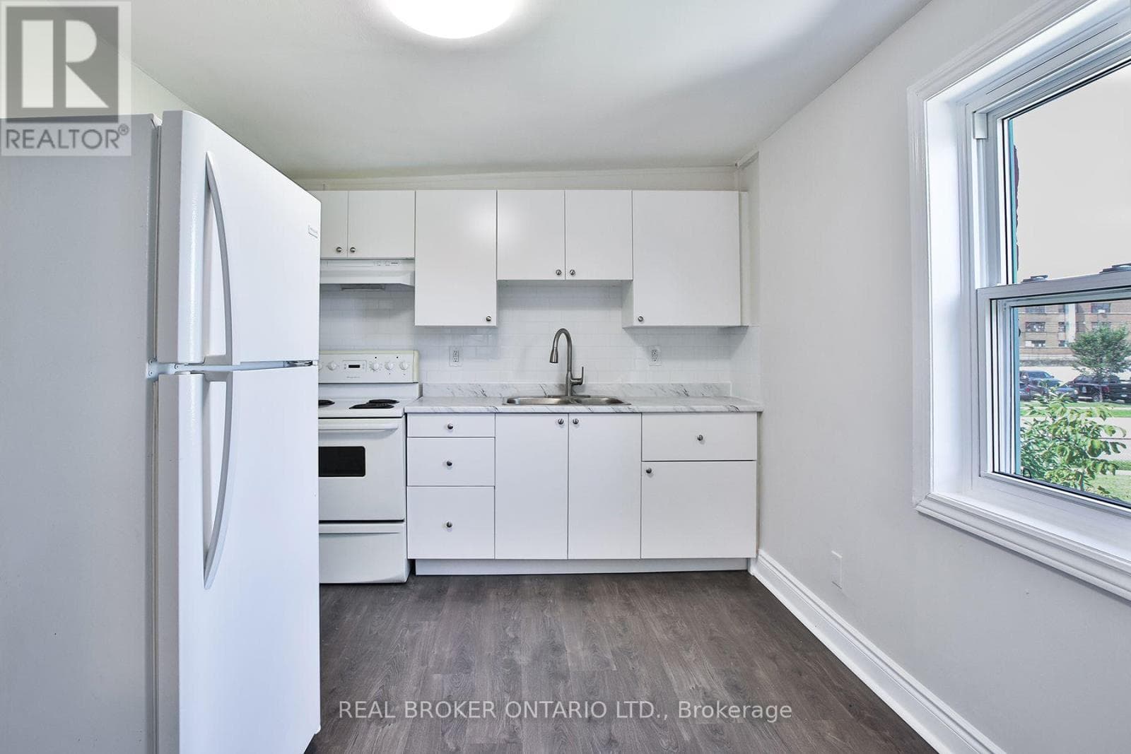 Single Family at 252 Sixth Street, Toronto (New Toronto), Ontario - Photo 5 - RE/MAX Garden City Realty