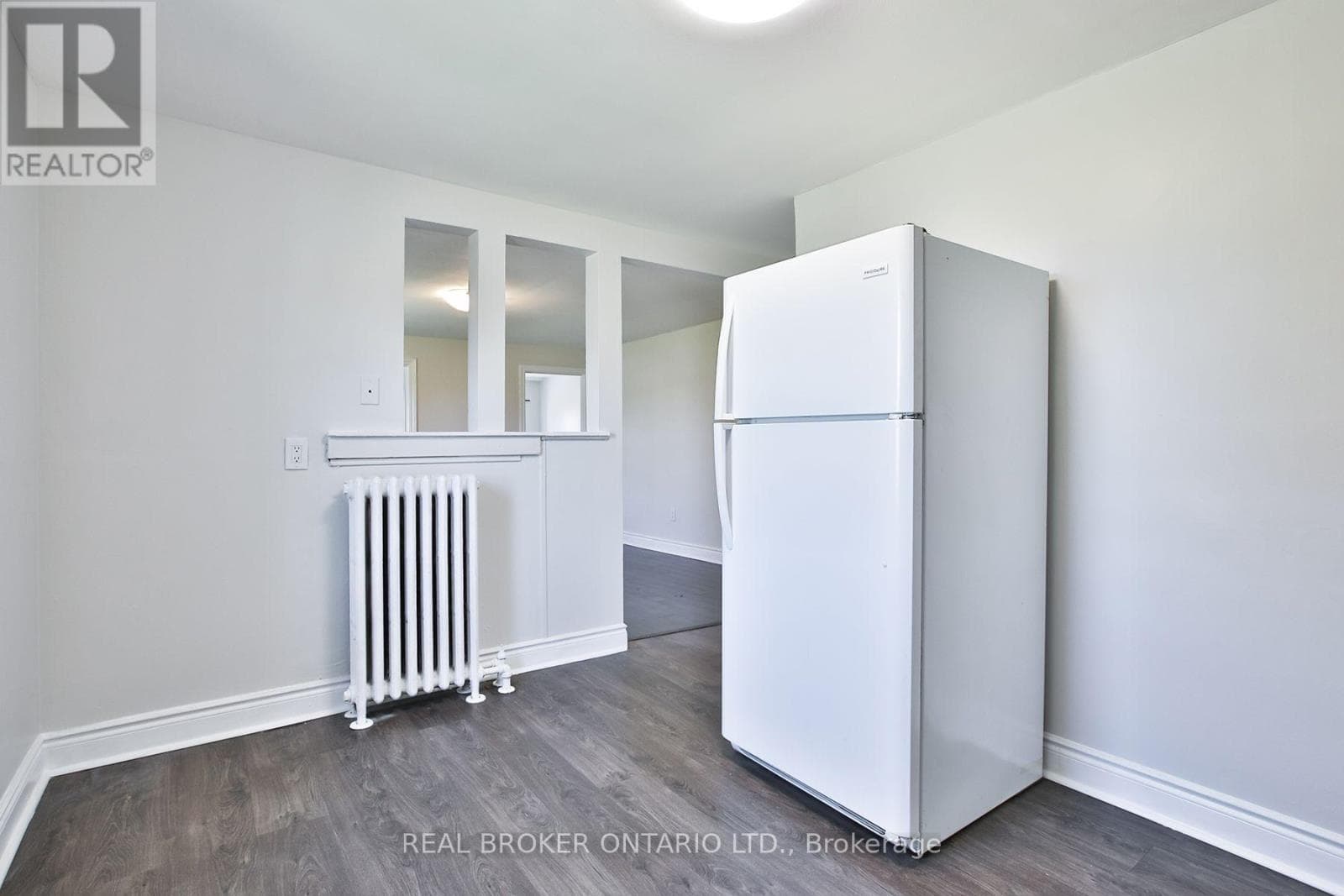Single Family at 252 Sixth Street, Toronto (New Toronto), Ontario - Photo 6 - RE/MAX Garden City Realty