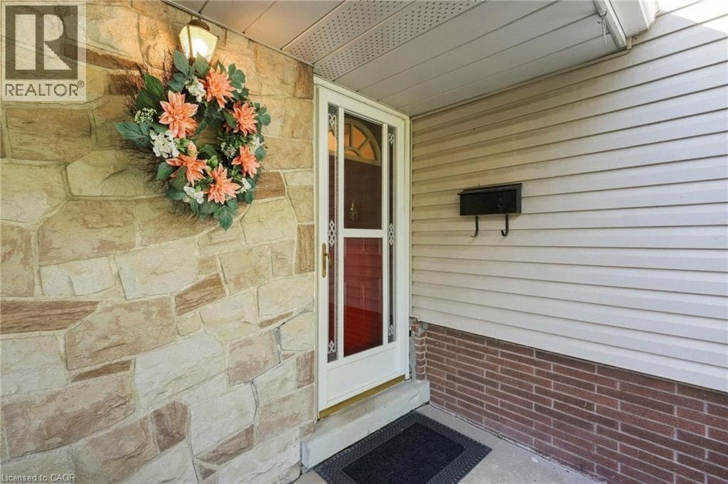 Single Family at 31 VALERIE Drive, St. Catharines, Ontario - Photo 4 - RE/MAX Garden City Realty