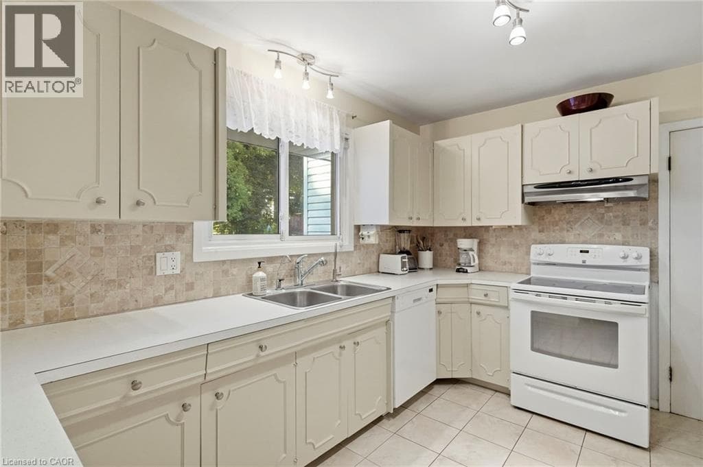 Single Family at 31 VALERIE Drive, St. Catharines, Ontario - Photo 10 - RE/MAX Garden City Realty