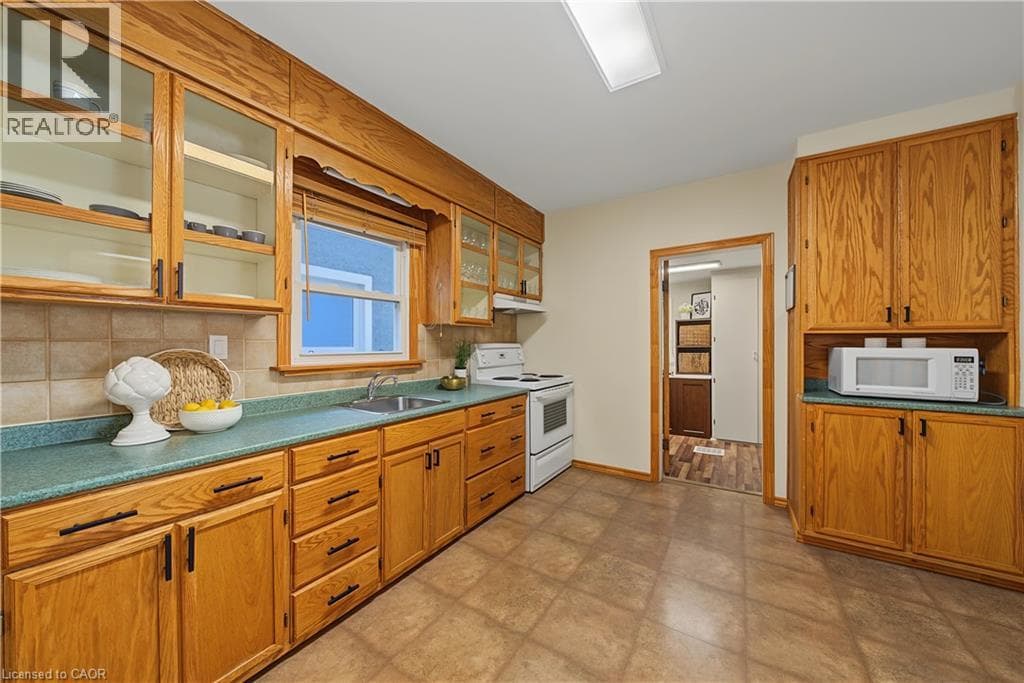 Single Family at 70 WOODLAND Avenue, St. Catharines, Ontario - Photo 8 - RE/MAX Garden City Realty