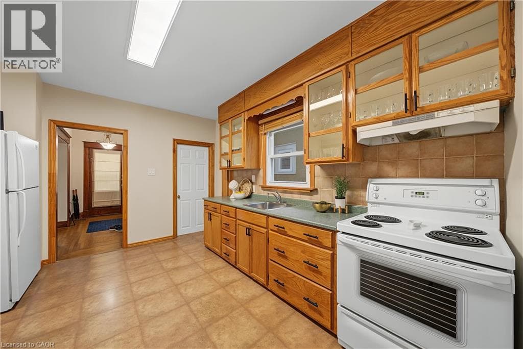 Single Family at 70 WOODLAND Avenue, St. Catharines, Ontario - Photo 9 - RE/MAX Garden City Realty