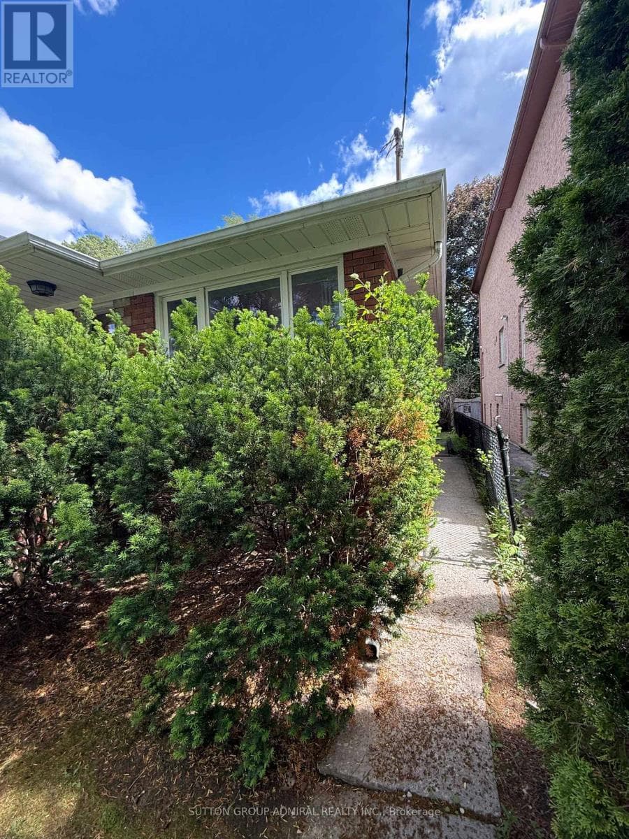 Single Family at 119 Caribou Road, Toronto (Bedford Park-Nortown), Ontario - Photo 6 - RE/MAX Garden City Realty