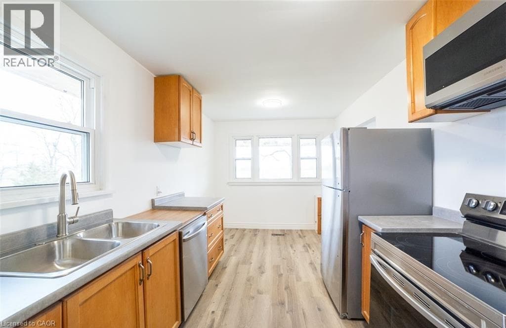 Single Family at 22 KELSON Avenue, Grimsby, Ontario - Photo 8 - RE/MAX Garden City Realty