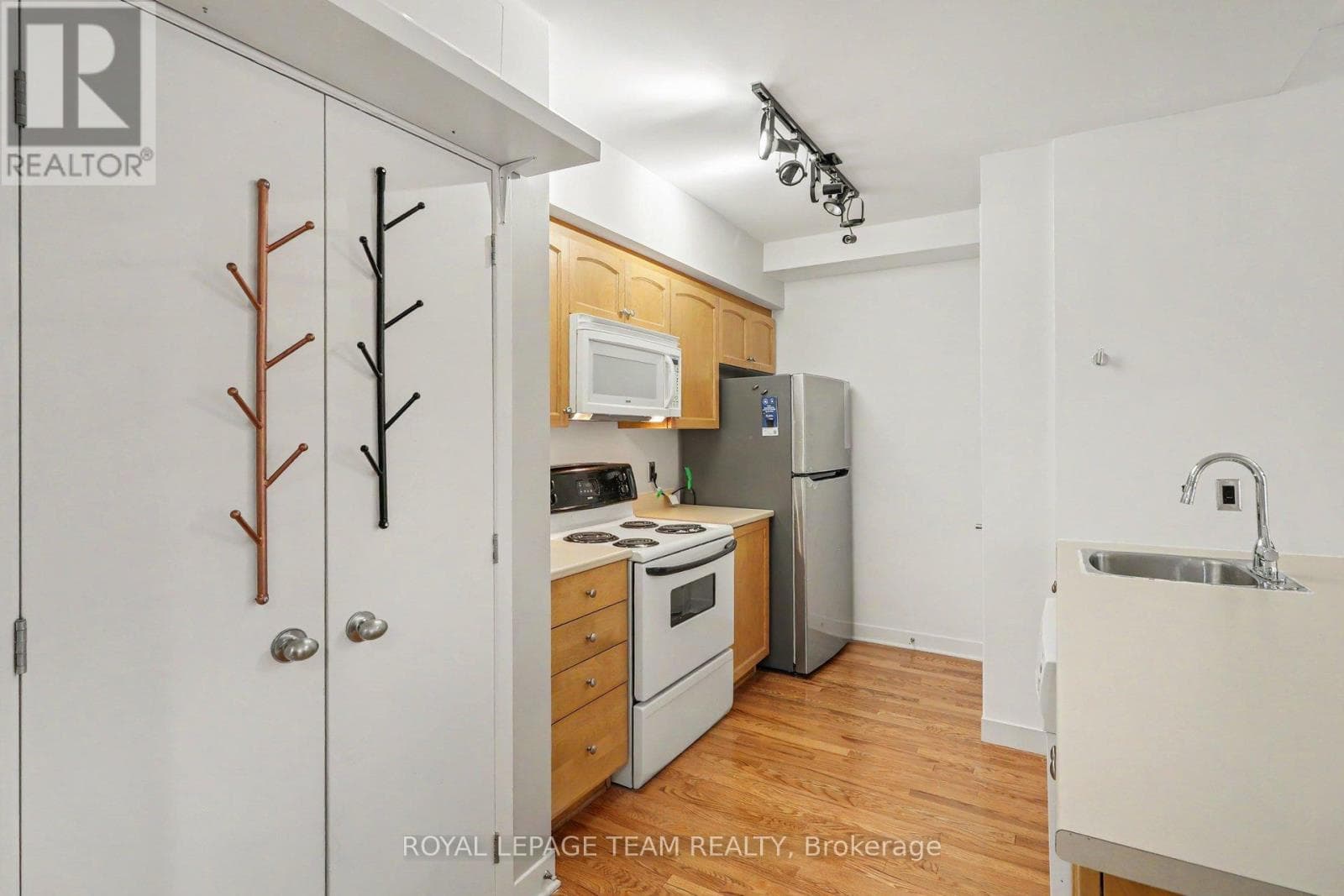 Single Family at C- 418 NEPEAN Street, Ottawa, Ontario - Photo 5 - RE/MAX Garden City Realty