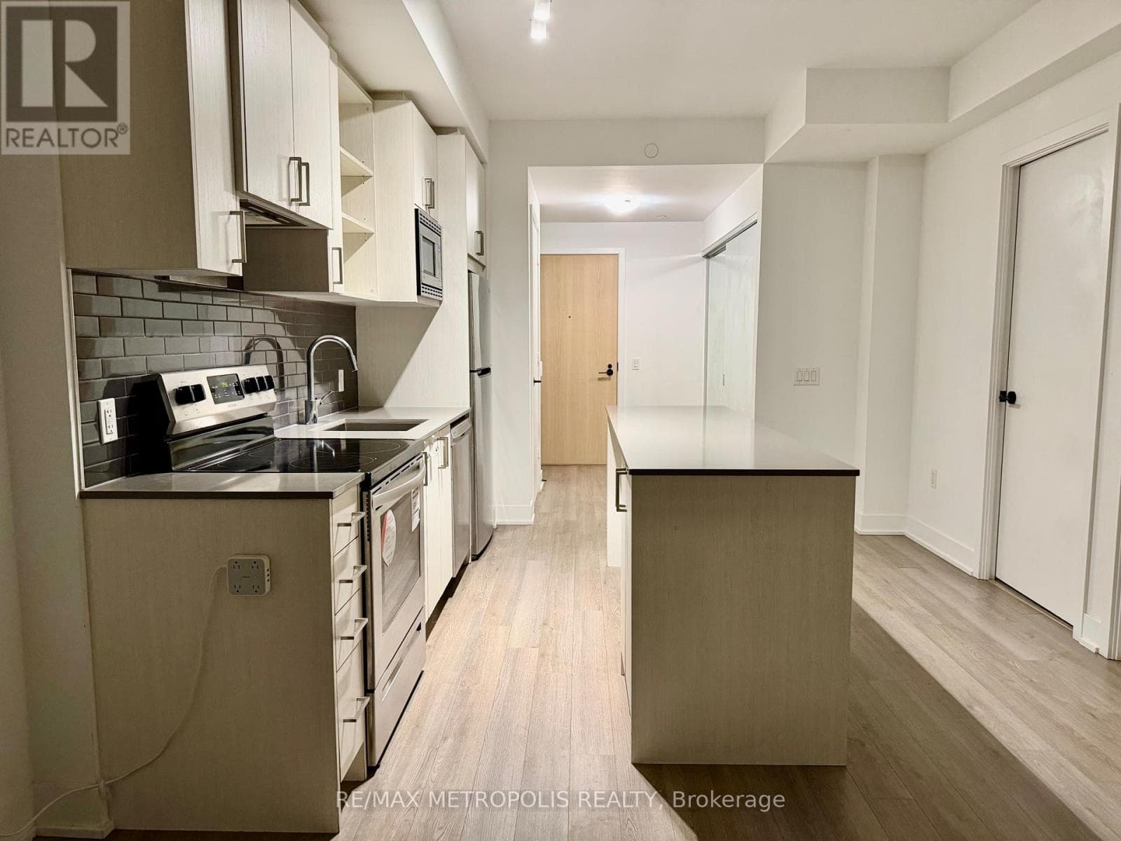 Single Family at 501- 60 George Butchart Drive, Toronto (Downsview-Roding-CFB), Ontario - Photo 7 - RE/MAX Garden City Realty