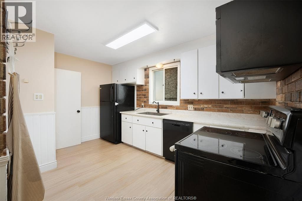 Single Family at 986 EASTLAWN, Windsor, Ontario - Photo 8 - RE/MAX Garden City Realty