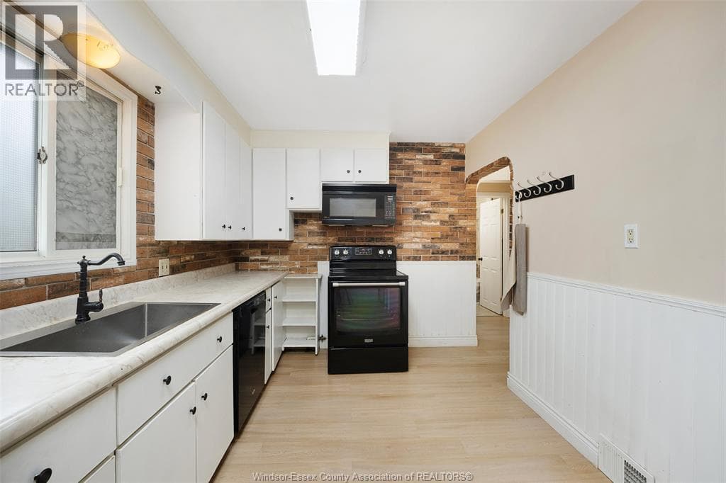 Single Family at 986 EASTLAWN, Windsor, Ontario - Photo 9 - RE/MAX Garden City Realty