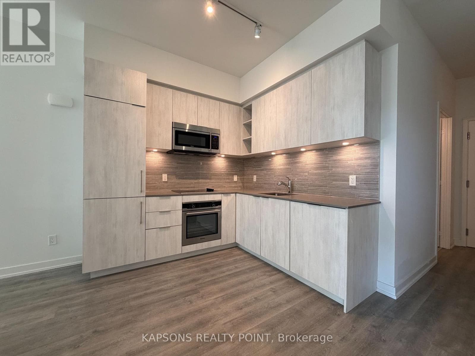 Single Family at 110- 50 Ordnance Street, Toronto (Niagara), Ontario - Photo 7 - RE/MAX Garden City Realty