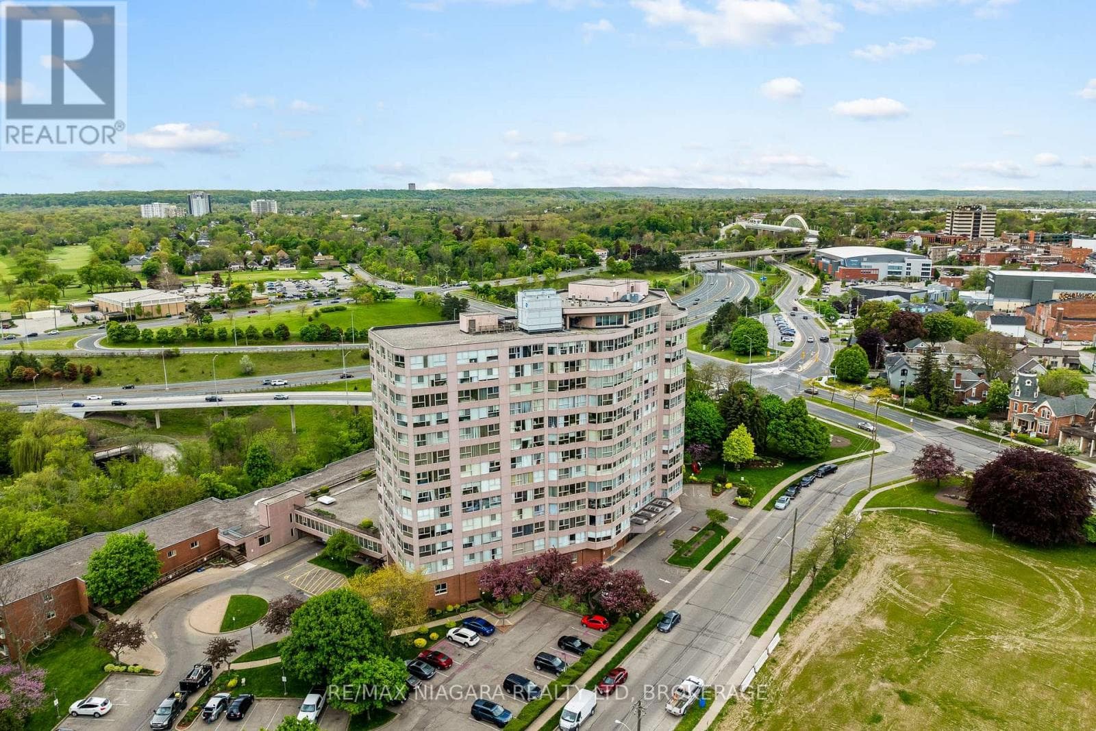 502- 7 GALE Crescent