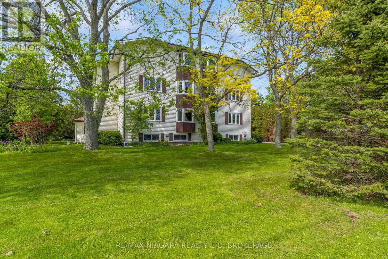 Single Family at 2-3- 833 Foss Road, Pelham (Fenwick), Ontario - Photo 3 - RE/MAX Garden City Realty