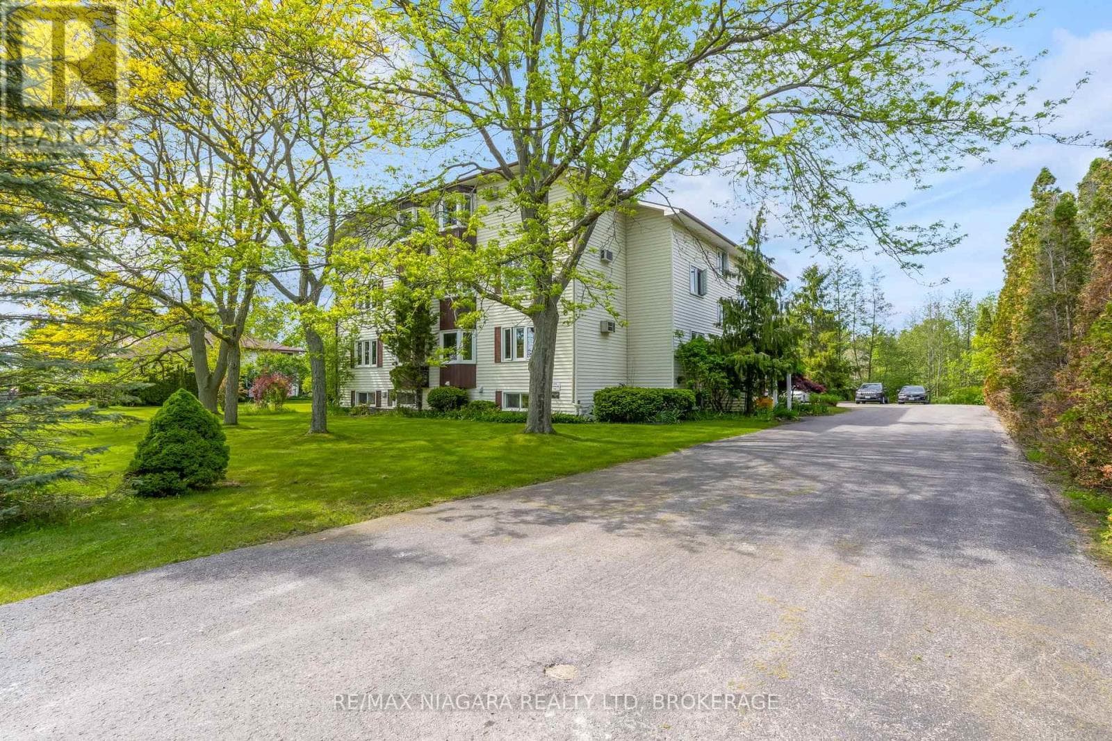 Single Family at 2-3- 833 Foss Road, Pelham (Fenwick), Ontario - Photo 4 - RE/MAX Garden City Realty