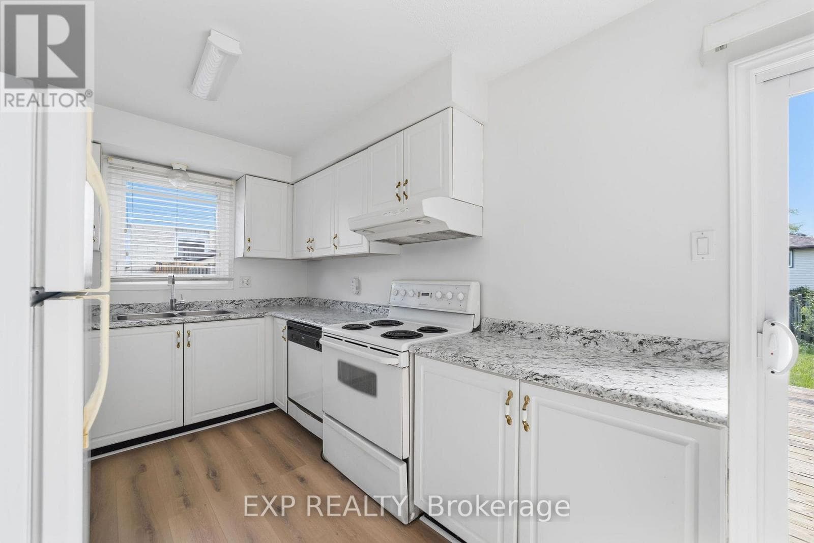 Single Family at 746 Homeview Road, London South (South Q), Ontario - Photo 7 - RE/MAX Garden City Realty