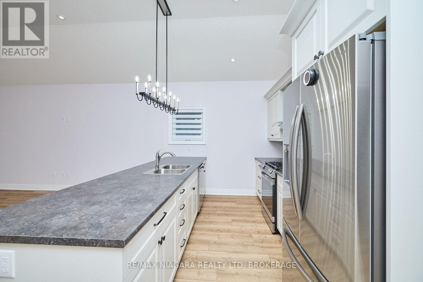 Single Family at 3554 Whispering Woods Trail, Fort Erie (Ridgeway), Ontario - Photo 5 - RE/MAX Garden City Realty