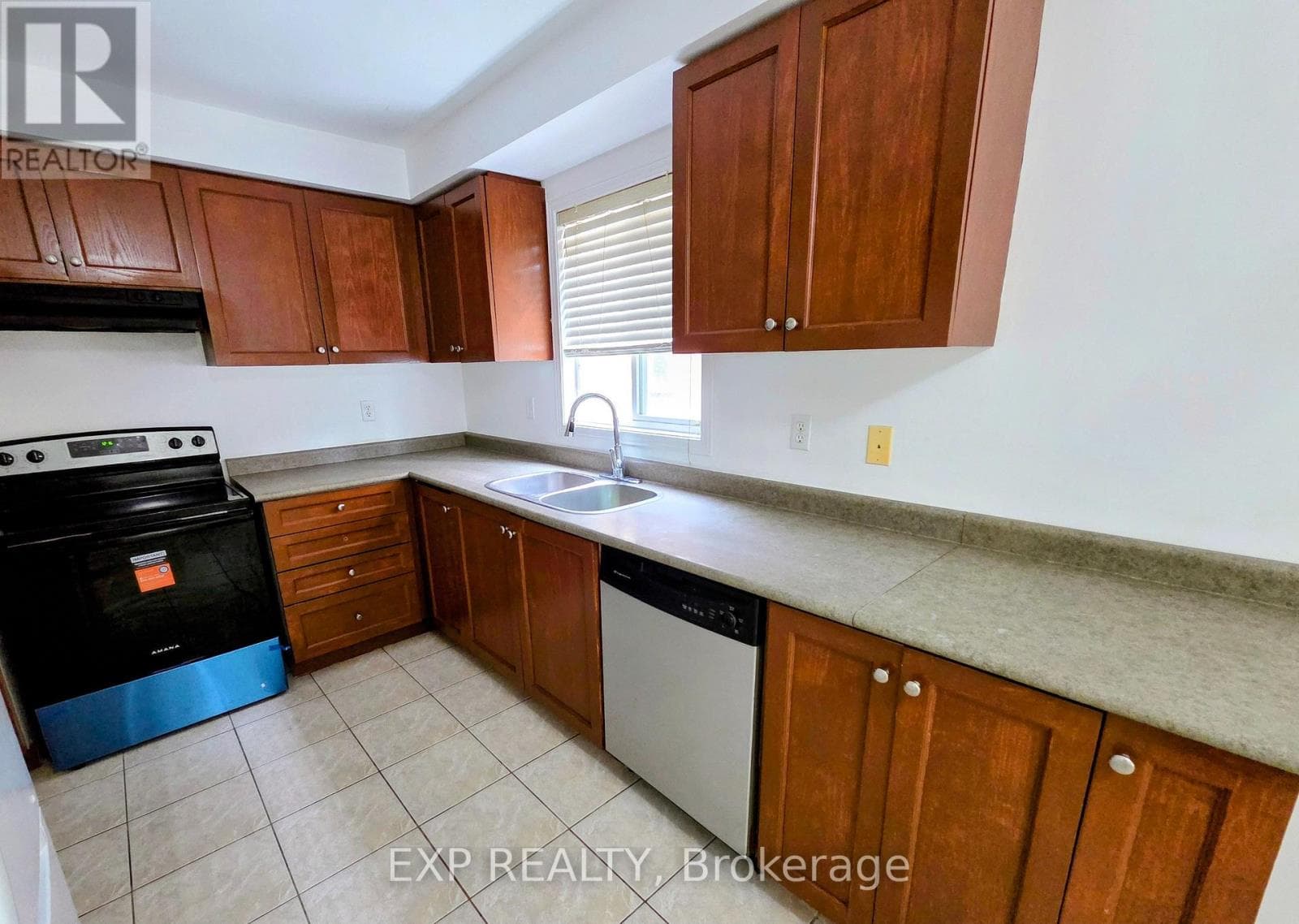 Single Family at 384 Flagstone Way, Newmarket (Woodland Hill), Ontario - Photo 8 - RE/MAX Garden City Realty