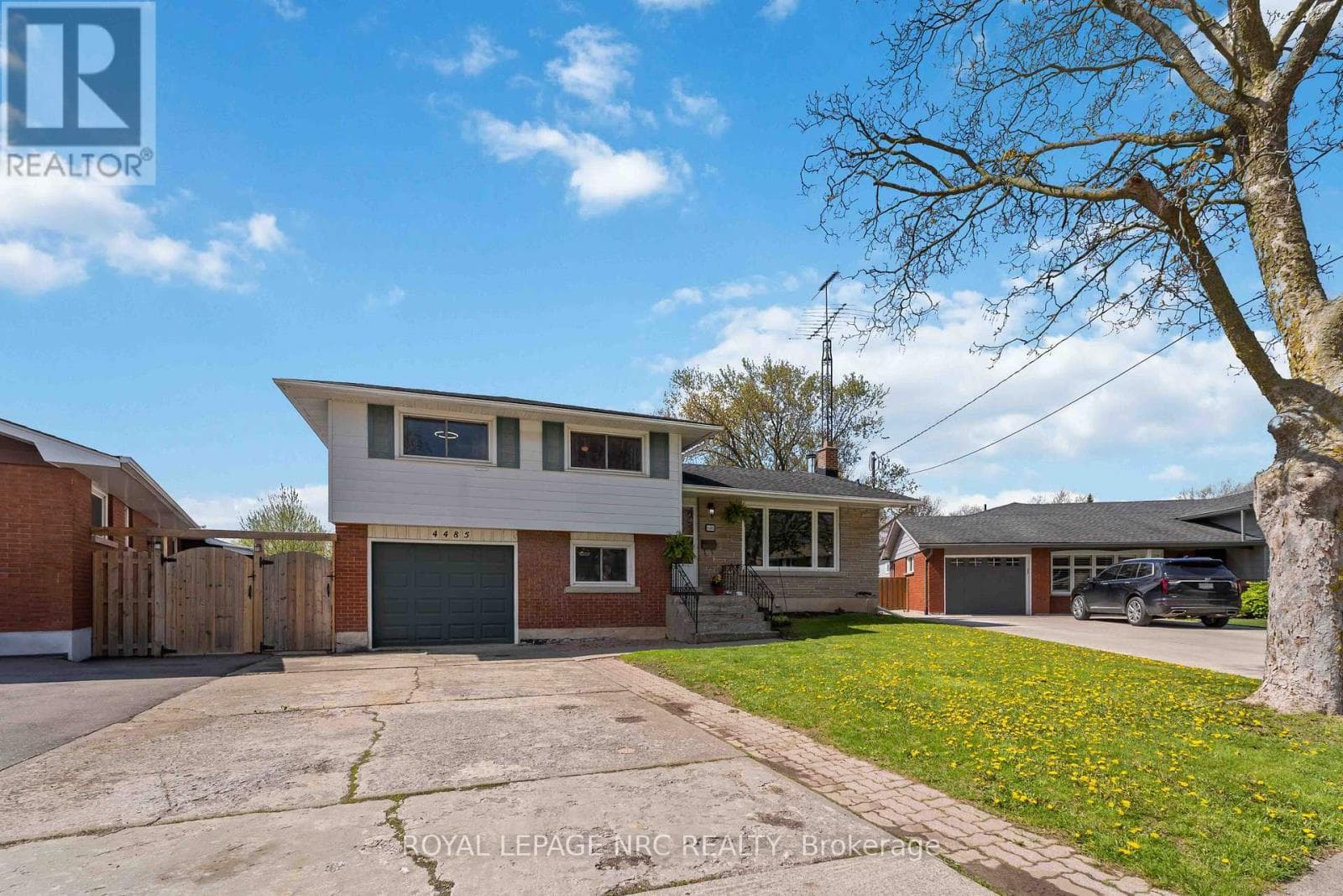 Single Family at 4485 Queensway Crescent, Niagara Falls (Morrison), Ontario - Photo 4 - RE/MAX Garden City Realty