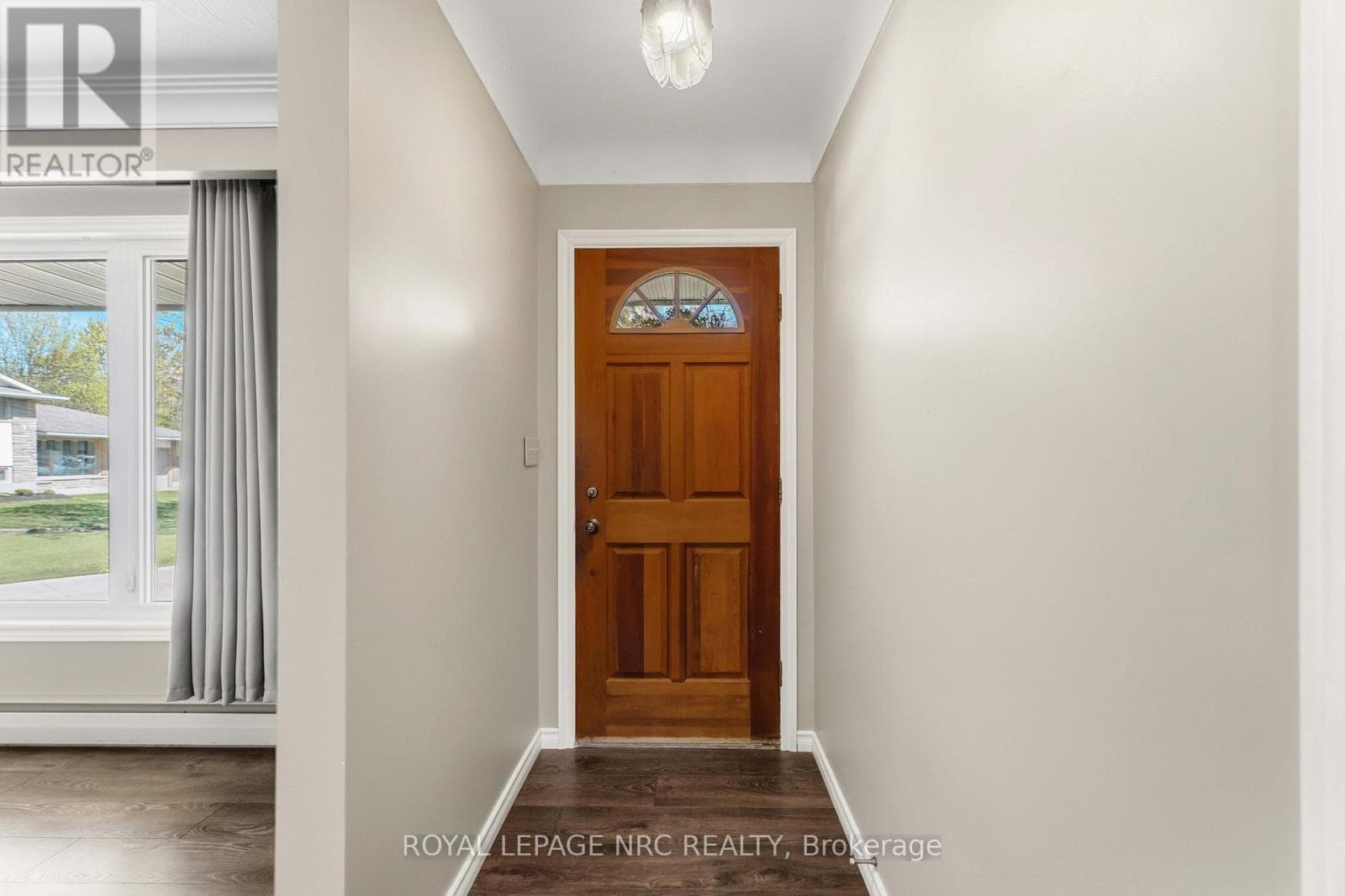 Single Family at 4485 Queensway Crescent, Niagara Falls (Morrison), Ontario - Photo 5 - RE/MAX Garden City Realty