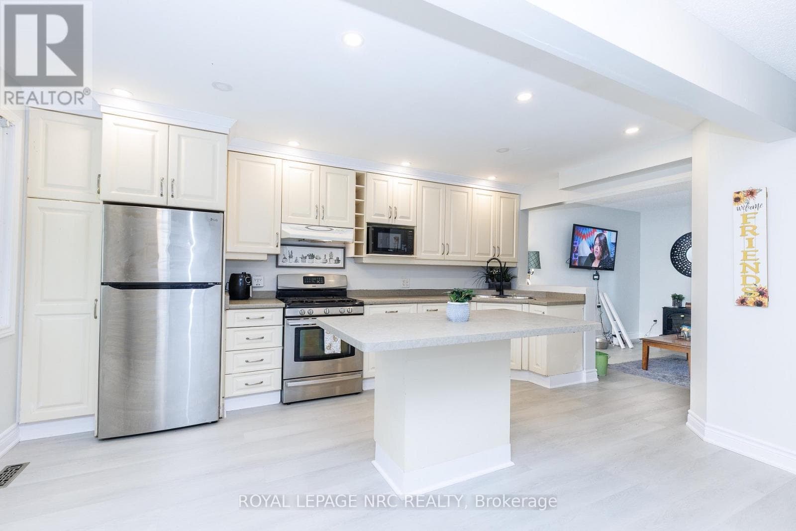 Single Family at 6562 HARMONY Avenue, Niagara Falls (West Wood), Ontario - Photo 3 - RE/MAX Garden City Realty