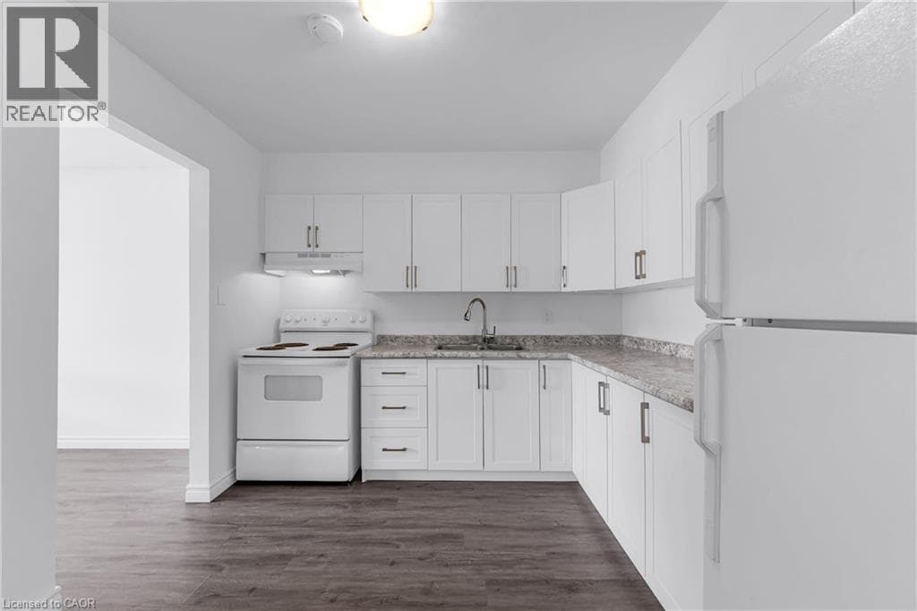 Single Family at 284- 100 BROWNLEIGH Avenue, Welland, Ontario - Photo 6 - RE/MAX Garden City Realty