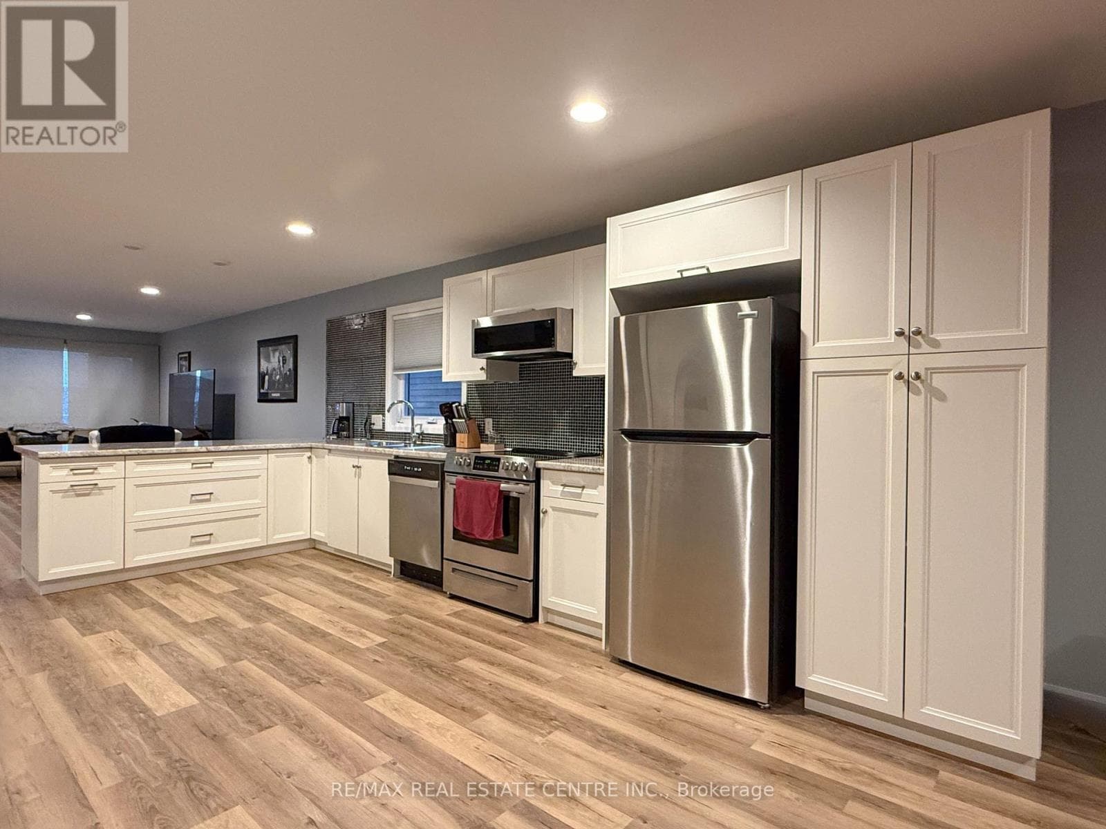 Single Family at 101 GRASSLAND Grove, Chatham-Kent (Chatham), Ontario - Photo 3 - RE/MAX Garden City Realty
